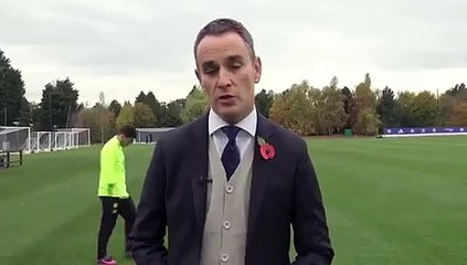 David Luiz dá um susto e quase derruba repórter do Chelsea