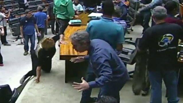 Manifestantes invadem plenário da Câmara e pedem intervenção militar