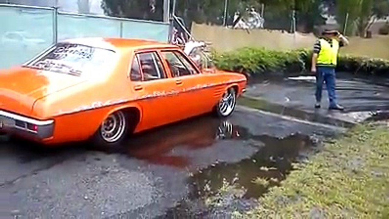 This dude does one hell of a burnout!