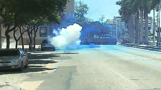 Servidores públicos e polícia entram em confronto em frente à Alerj