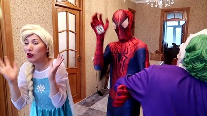 Video herunterladen: Spiderman VAMPIRE ATTACK! w/ Toilet Frozen Elsa Joker Maleficent Princess Anna Toys! Superheroes IRL