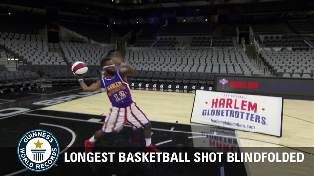 Il marque un panier de basket les yeux bandés à 23m ! Record du monde
