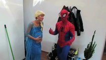 Spider-Man et enceinte Elsa cœur froid contre le diable Elsa! Super-héros drôle réel