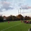 Un rugbyman fait une aile de pigeon pour lober ses adversaires et marquer un essai !