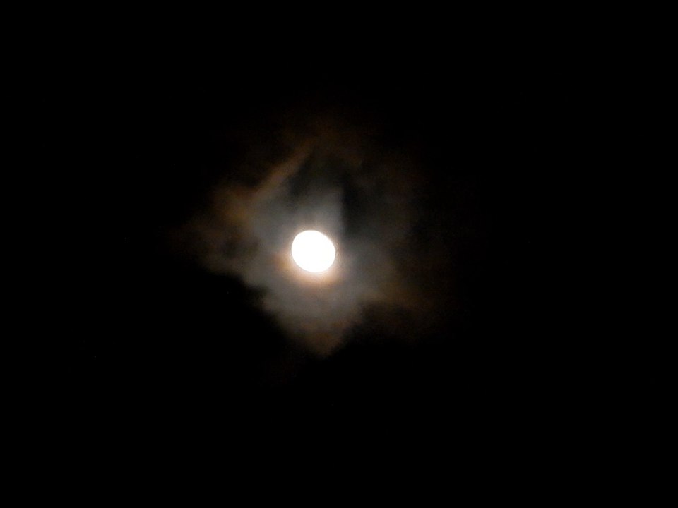 LA LUNE A REIMS LE 16-11-2016 a 20h 45 . ENTRE LES NUAGES