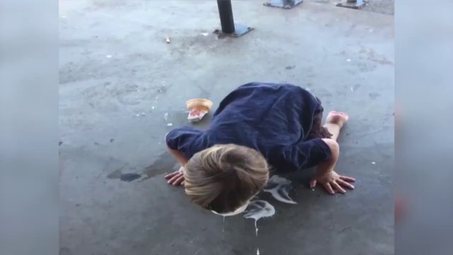 Il fait tomber sa glace mais hors de question de gaspiller