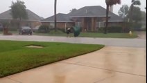 Un skater propulsé par le vent en pleine tempete