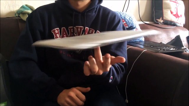 Il fait tourner au bout de son doigt son Macbook pro... Risqué non?!