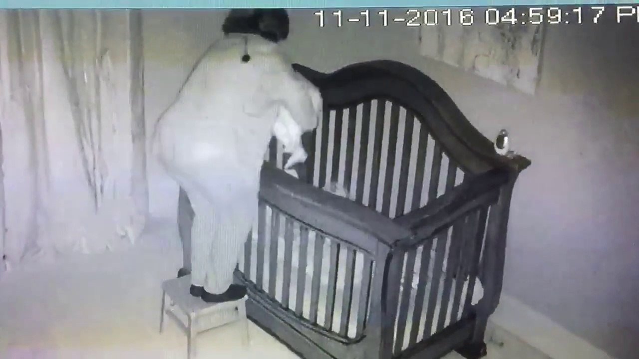 Elle essaie de déposer son bébé dans son bercea...