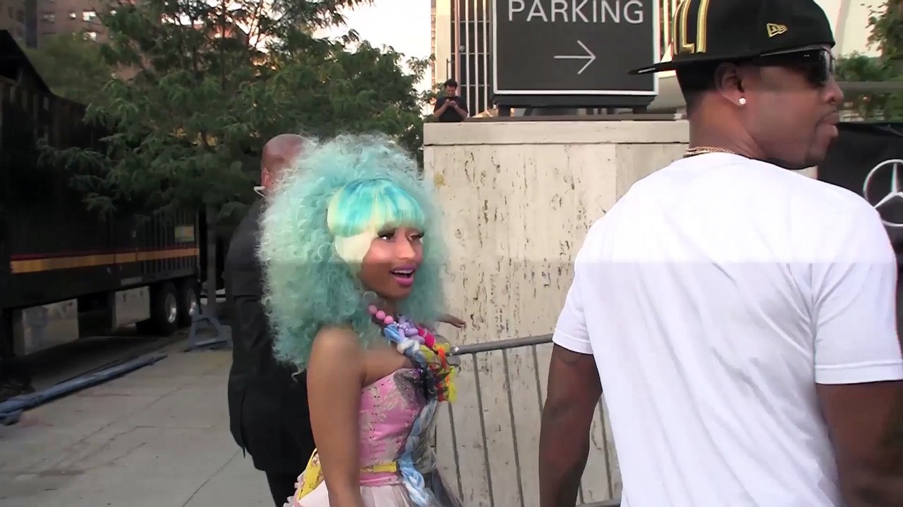 Nikki Minaj Hiding Her bOObs