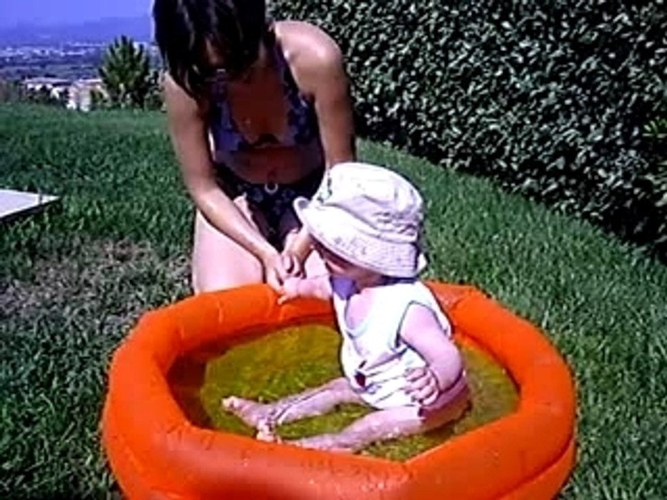 Celian petite piscine [8 mois]