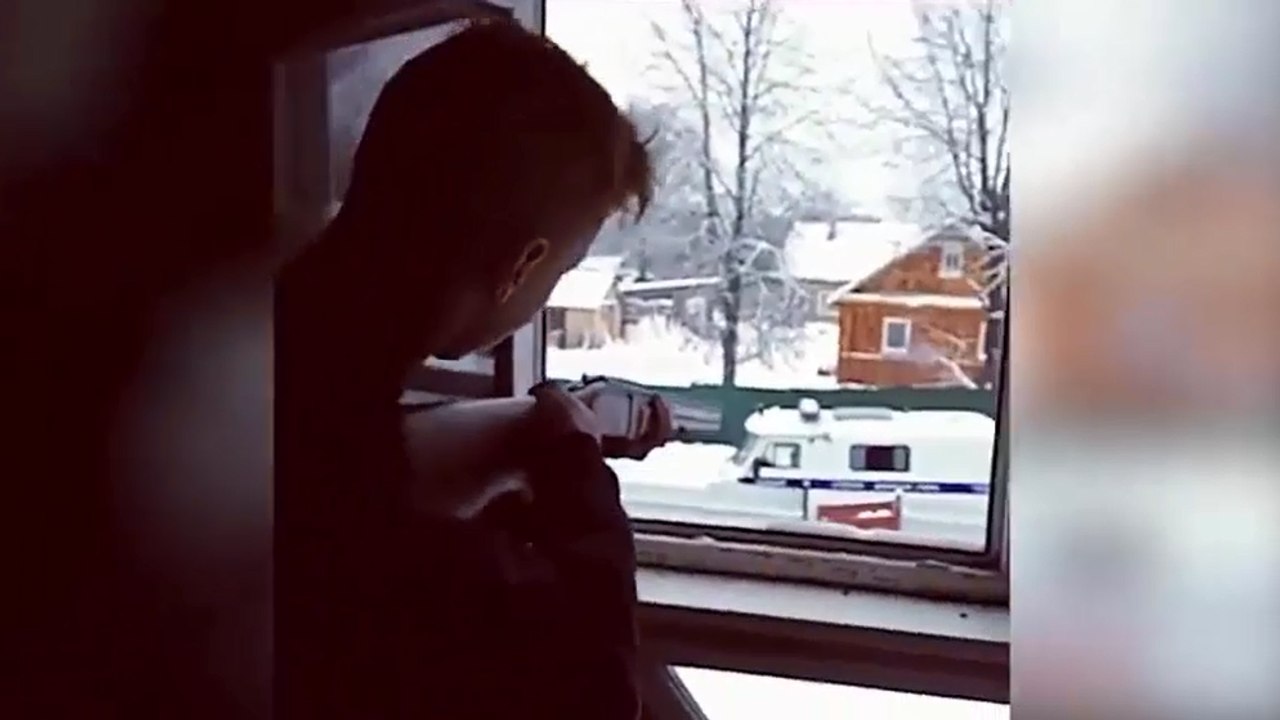 Il s'amuse à tirer sur un camion de police.