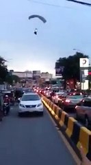 Un parapentiste qui n’atterrit pas où il devrait