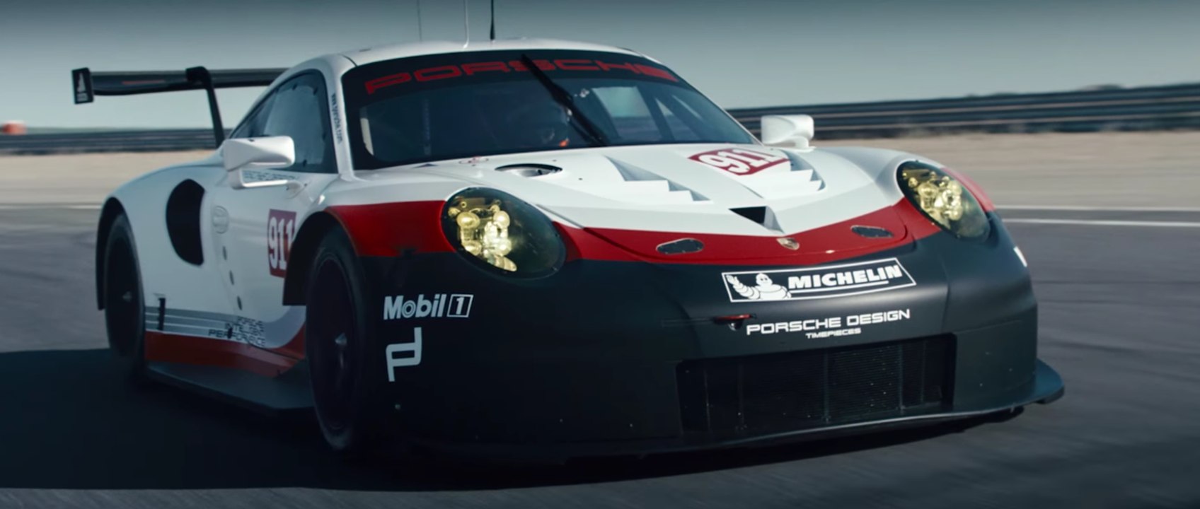 ¡Mira el nuevo Porsche 911 RSR con motor central en acción!