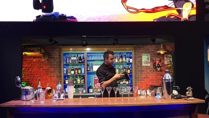 La manière dont ce barman retourne la bouteille est extraordinaire !