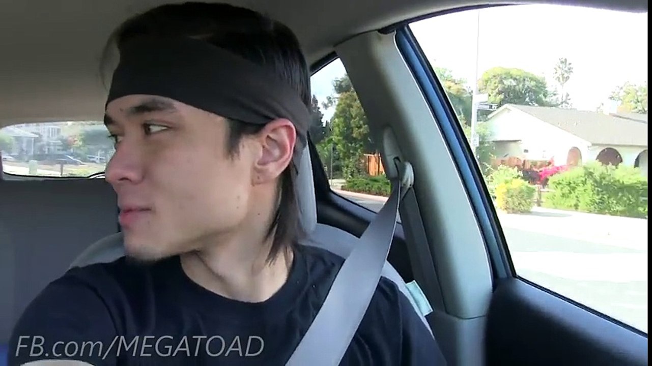 Il boit cul-sec le plus grand Pumpkin Spice Latte du monde