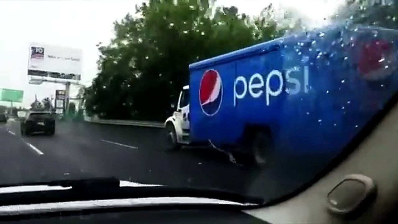Ce gamin de 8 ans roule à plus de 100 km/h au moment où son père manipule son téléphone