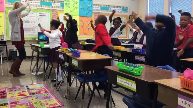 Pour motiver ses eleves cette prof se met au RAP en classe