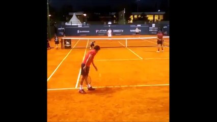 Download Video: Quand t’assommes ton partenaire de tennis... Coup droit en plein dans la tête