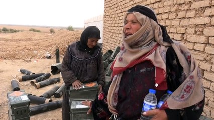 مدنيون يجمعون صناديق ذخيرة فارغة في ريف الرقة الشمالي