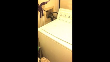 Il chante sur le rythme de sa machine à laver