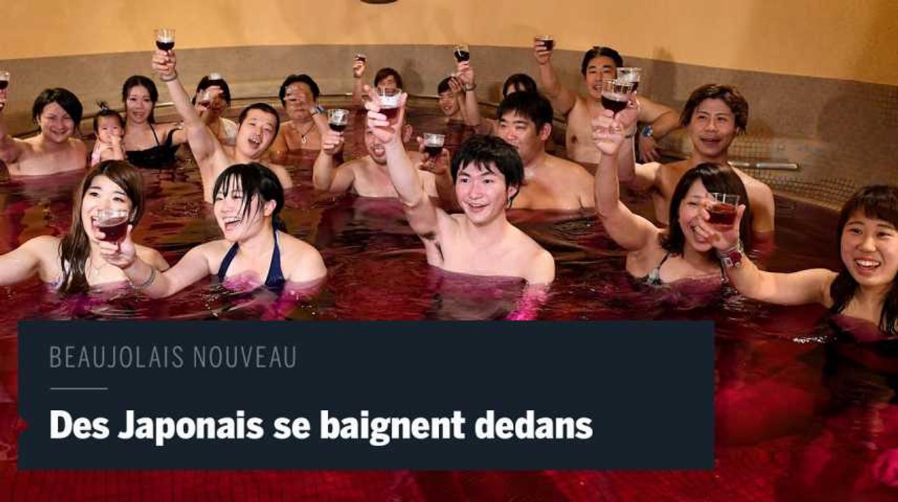 Des Japonais accueillent le beaujolais nouveau en se baignant dedans