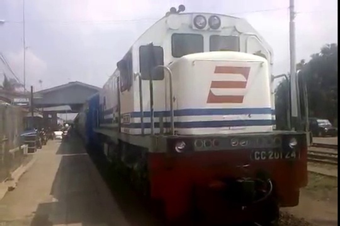 Kereta Api Indonesia Lokomotif CC201 24 di Stasiun Tulungagung