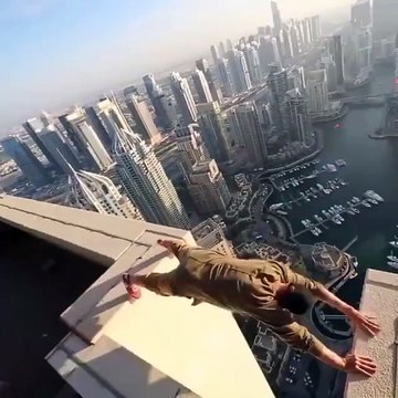 La folie du jour ! Au dessus des plus hautes tours du monde, ils réalisent des figures à couper le souffle. Vertigineux