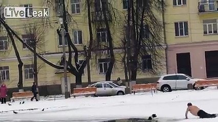 Un homme n'hésite pas à donner de sa personne pour secourir un chien