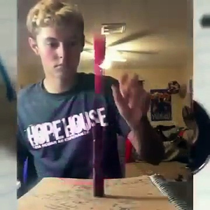 Il parvient à réaliser un flip impossible avec deux marqueurs