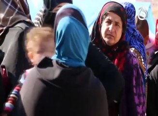 Iraqi forces help out the citizens to secure place