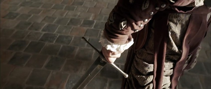 Duel impressionnant entre deux combattants équipés d'épées