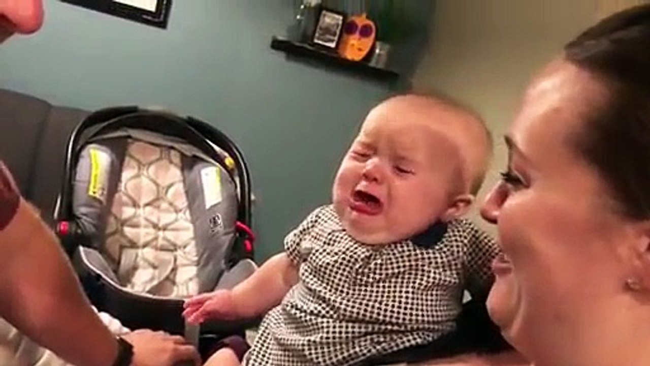 bébé pleur quand ses parents s'embrassent