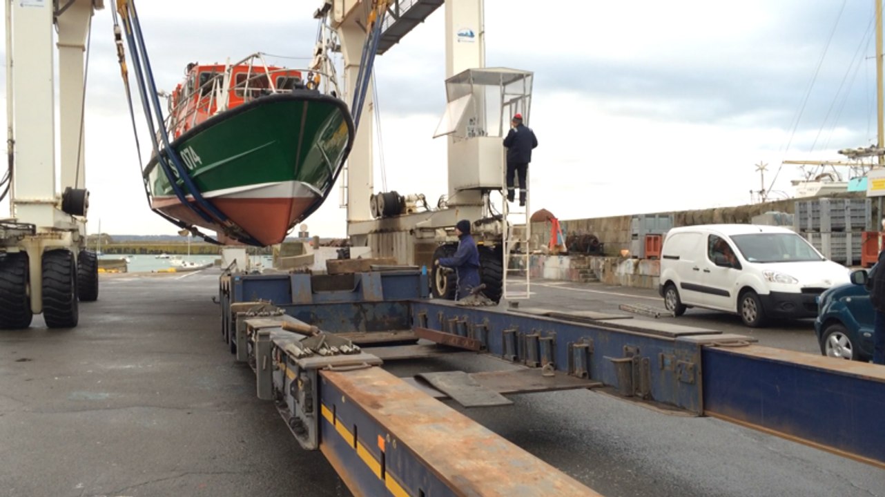 Chargement du canot de la SNSM