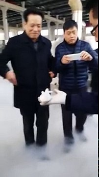 Un poisson congelé puis plongé dans un seau d'eau revient à la vie