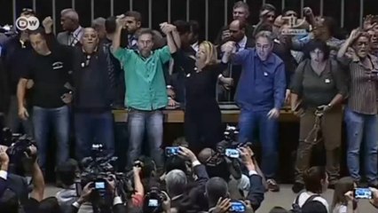 Manifestantes invadem Câmara dos Deputados