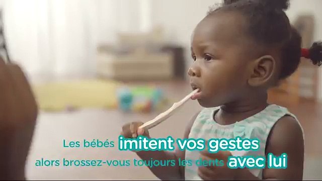 Conseils de Pampers pour les premières dents | ‬Brosser les dents de bébé en s’amusant !