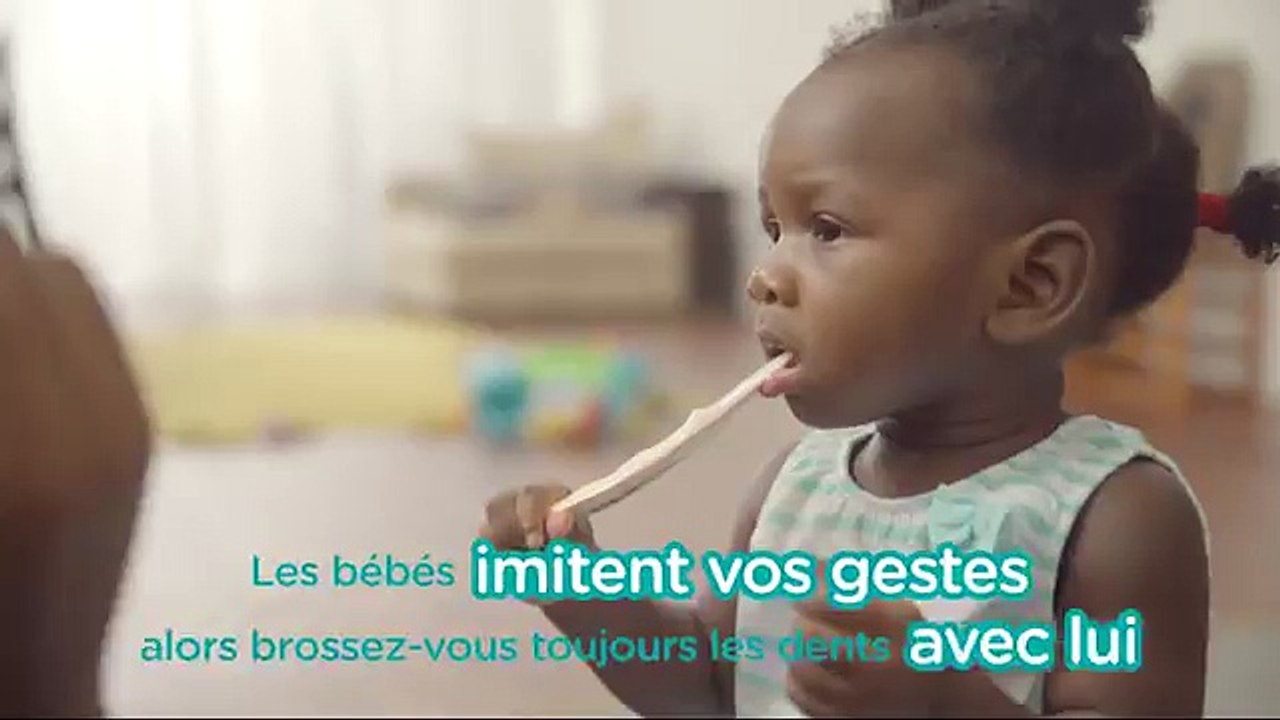 Conseils de Pampers pour les premières dents | ‬Brosser les dents de bébé en s’amusant !