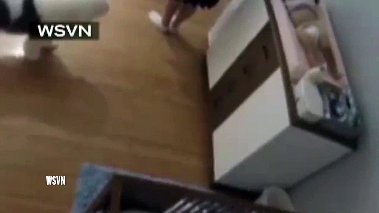 Un garçon sauve un bébé qui tombe de sa table à langer
