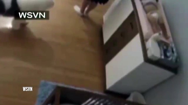 Un garçon sauve un bébé qui tombe de sa table à langer