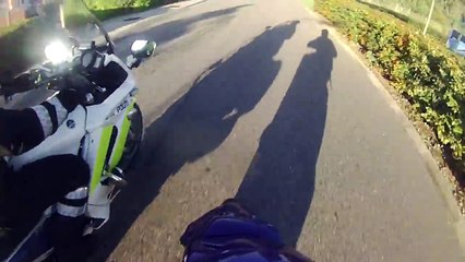 Il échappe deux motos de police avec un scooter