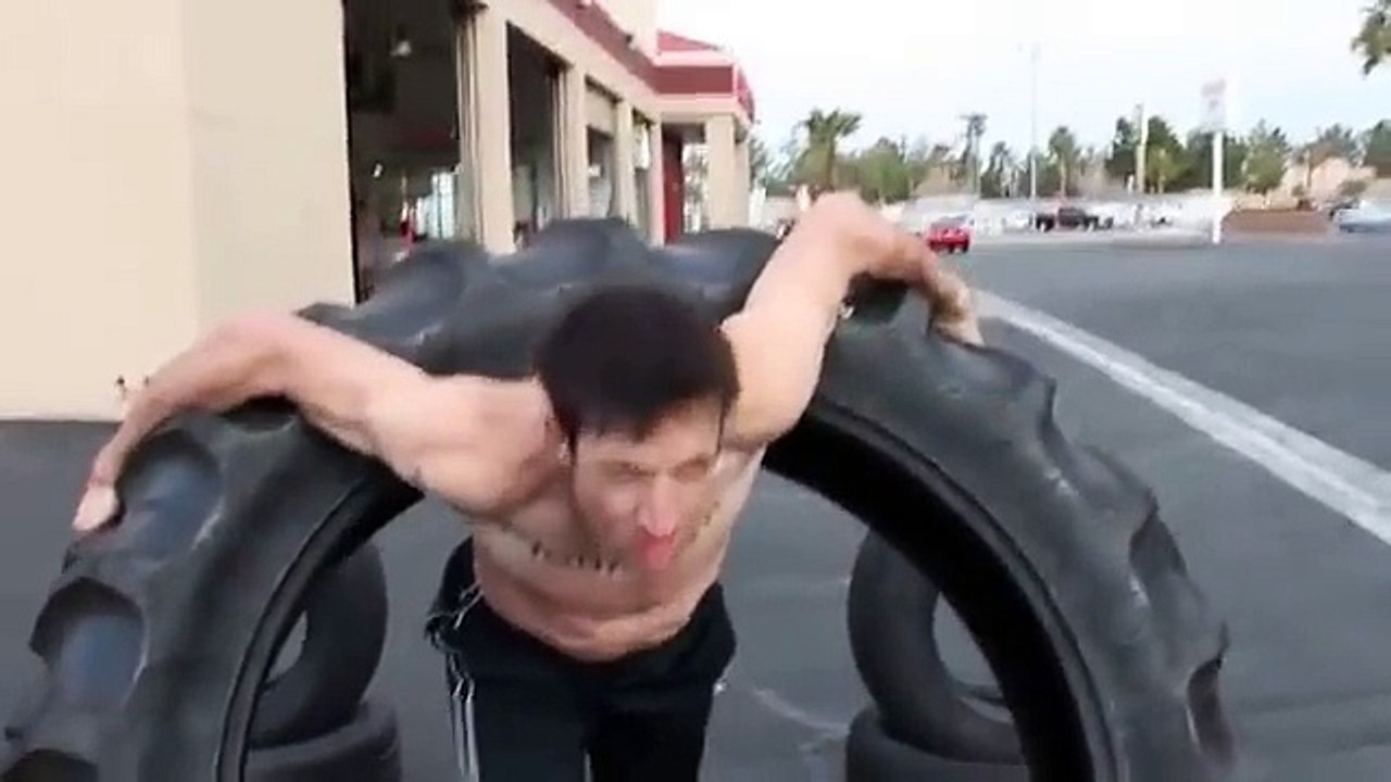 Il fait du Hula Hoop avec... un pneu de tracteur !