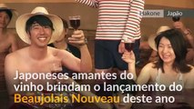 Amantes do vinho se banham em Beaujolais Nouveau no Japão