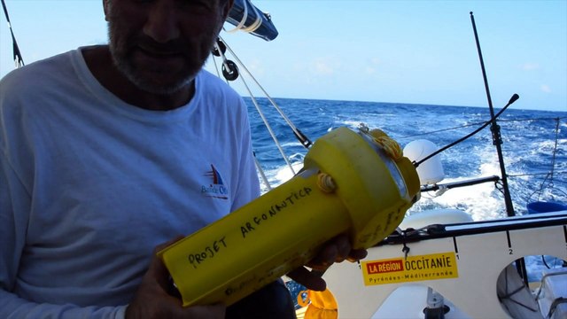 J12 : Kito de Pavant jette une balise à la mer / Vendée Globe