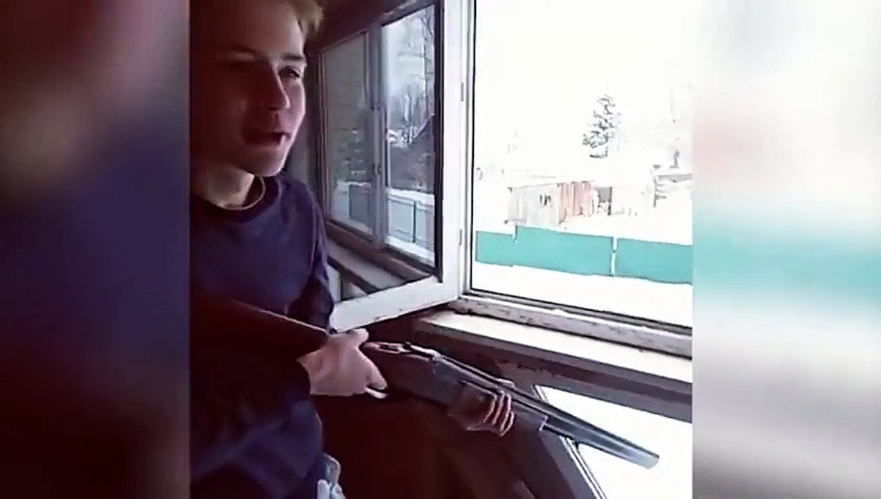 Un ado s'amuse à tirer sur un camion de police