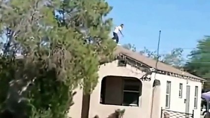 مجرم في محاولة هروب فاشله من الشرطه في موقف مضحك جداً