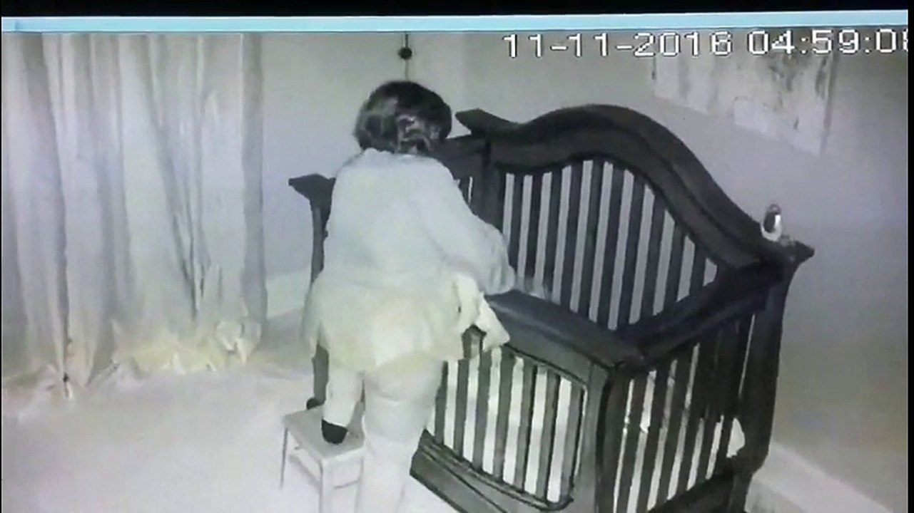 Une grand-mère chute pendant qu'elle couche un bébé dans son lit !