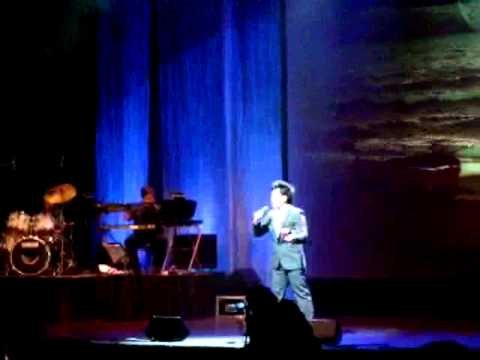 Thí sinh đầu tiên, Nguyễn Quang Vũ với bài hát Áo anh sứt chỉ đường tà