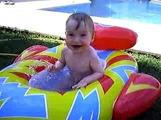 Celian piscine bateau [8 mois 3/4]