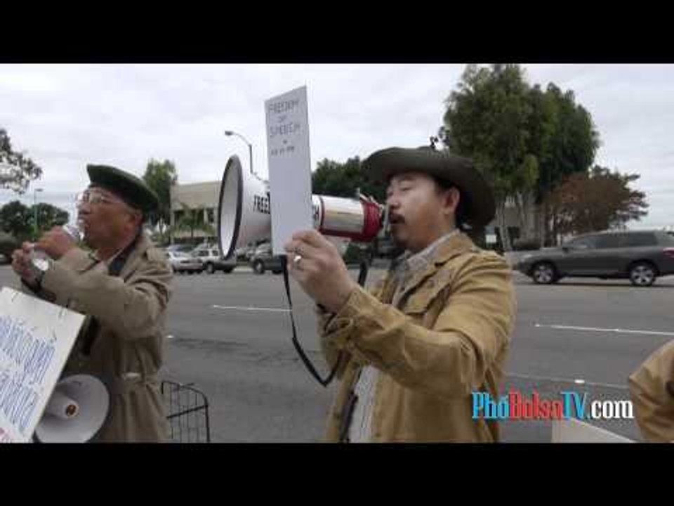 Biểu tình phản đối trước văn phòng luật sư Nguyễn Xuân Nghĩa - phần 2